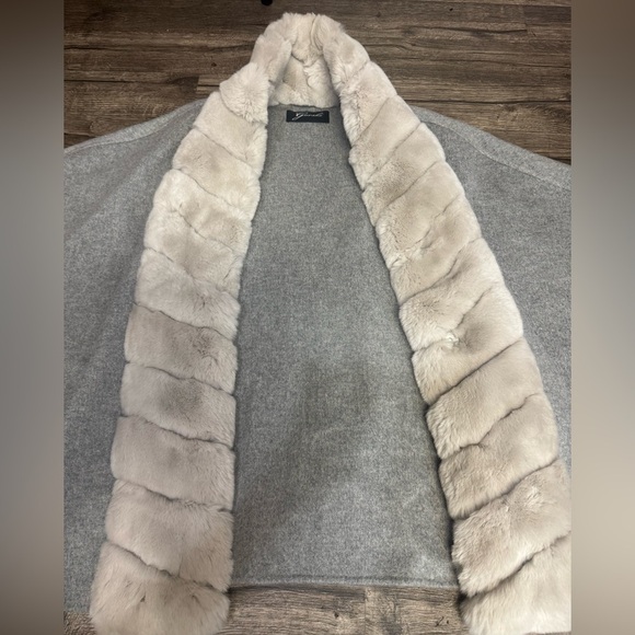 GORSKI Gray Cape with Plush Fur Trim - Picture 10 of 15